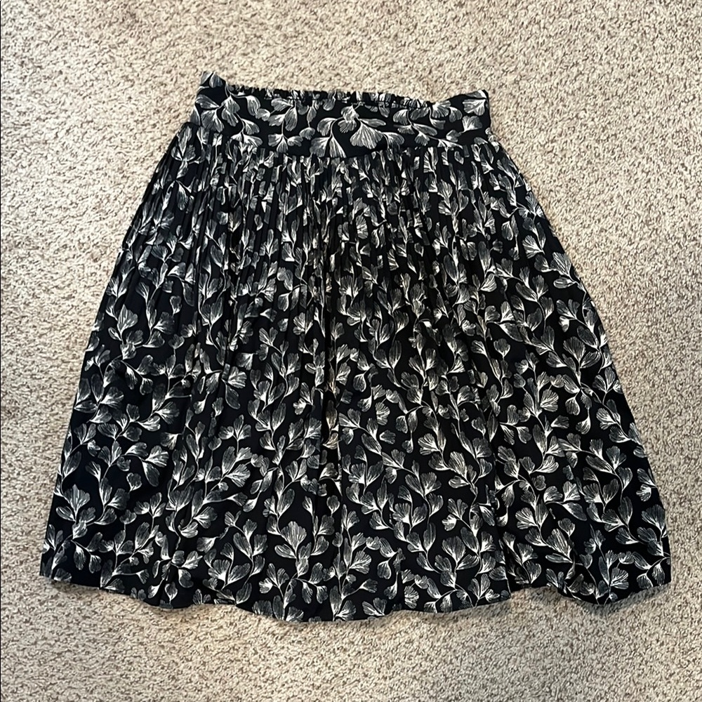 Black and White Floral Pleated Skirt